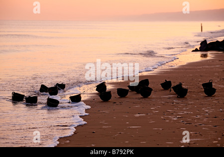 Sonnenuntergang auf amerikanische d Tag M1 Krieg Helme am Ufer des Omaha Beach, Normandie, Frankreich Stockfoto