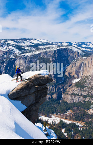 Backcountry Skifahrer und Yosemite Falls vom Glacier Point Yosemite Nationalpark, Kalifornien Stockfoto