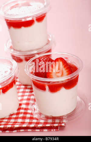 Geschichtete Erdbeer und Joghurt Dessert in Plastikbechern Stockfoto
