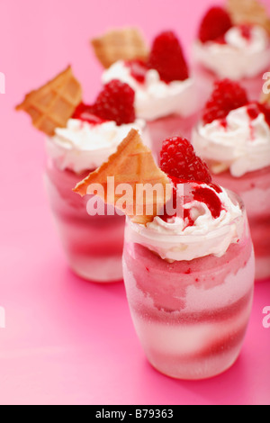Himbeer Eis im Glas Stockfoto