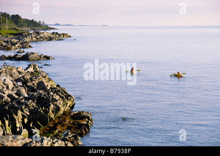 Blick auf Kajaks am St.-Lorenz-Strom. Region Bas-Saint-Laurent, Quebec, Kanada Stockfoto