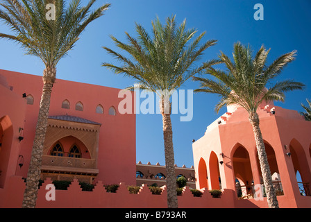 Palmen & rosa Gebäude Makadi Bay Stockfoto