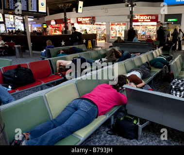 Passagiere an Bord Flüge warten, Terminal 1 Abflug-lounge, Heathrow, London, England Stockfoto