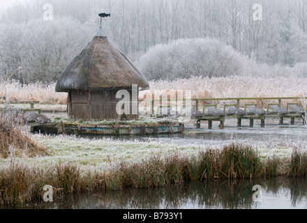 Fischerhütte auf dem Fluss-Test in einem Raureif Stockfoto