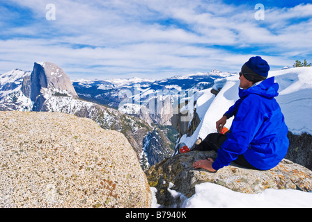 Backcountry Skifahrer und Half Dome vom Glacier Point Yosemite Nationalpark, Kalifornien Stockfoto