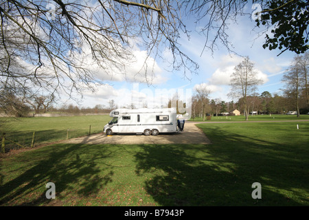 Ein Wohnmobil mit dem Roller auf der Rückseite, camping in der Nähe von Blenheim Palace Oxfordshire an Stelle des Caravan und Camping-club Stockfoto