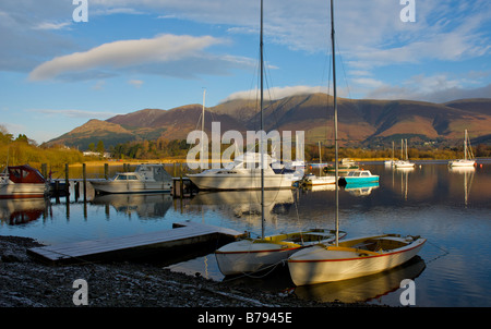 Boote bei Nichol Ende Marine, Derwent Water Lake District National Park, Cumbria, England UK, überragt von Skiddaw-Sortiment Stockfoto