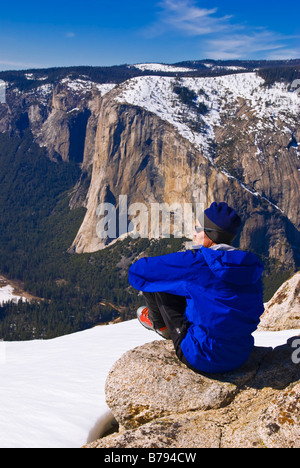 Backcountry Skifahrer genießen den Blick auf El Capitan aus Taft Point im Winter Yosemite National Park in Kalifornien Stockfoto