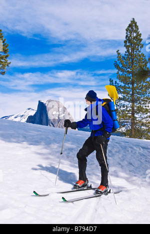 Backcountry Skifahrer und Half Dome vom Glacier Point Yosemite Nationalpark, Kalifornien Stockfoto