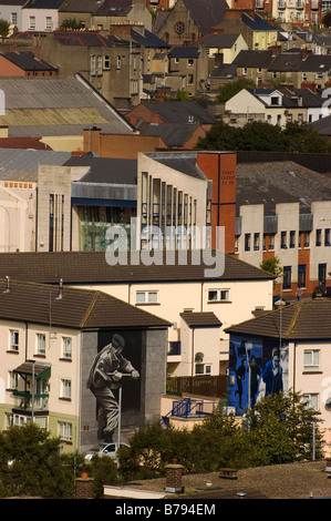 Wandbilder auf Rossville street mit Blick auf Bogside, derry Stockfoto