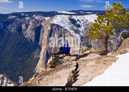 Backcountry Skifahrer genießen den Blick auf El Capitan aus Taft Point im Winter Yosemite National Park in Kalifornien Stockfoto