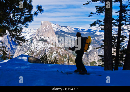 Backcountry Skifahrer und Half Dome vom Glacier Point Yosemite Nationalpark, Kalifornien Stockfoto