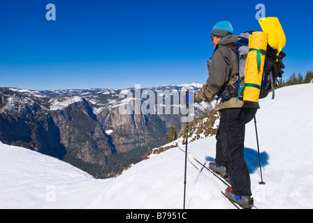 Backcountry Skifahrer Blick auf Yosemite Falls aus Taft Point im Winter Yosemite National Park in Kalifornien Stockfoto