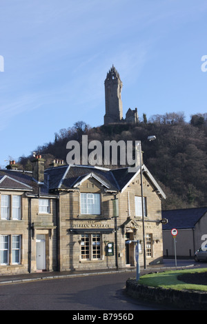 Das William Wallace Pub und William Wallace Monument Stirling Schottland Januar 2009 Stockfoto