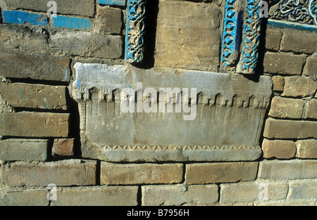 Stein von einem früheren Gebäude in Gebäudeteil des Shakhi Zinda Mausoleum komplexe Samarkand Uzbekistan Asien die meisten wiederverwendet Stockfoto