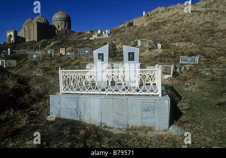 Moderne Gräber und Gräber auf einem Friedhof in der Shakhi Zinda Mausoleum komplexe Samarkand Uzbekistan Asien Stockfoto