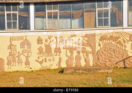 Außenwand Wandbild (Eastern Cape erste Erbe Lernenden Arbeit 2003) am Egazini Kunstprojekt, Grahamstown, Südafrika Stockfoto