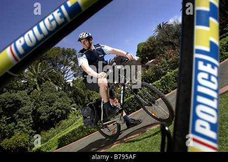 Polizist auf offiziellen Thema Fahrrad mit blinkenden Lichtern und Sirene in Nelson New Zealand Stockfoto