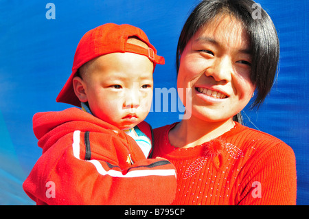 Chinesische Frau und ihr Baby Boy in der Innenstadt von Peking China Stockfoto