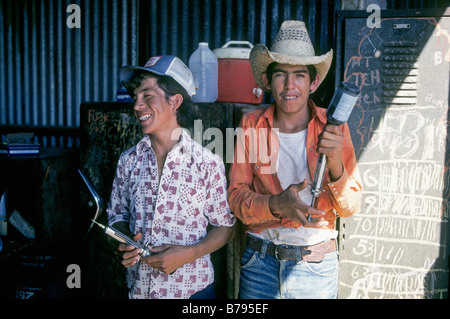 Porträt von illegalen mexikanischen fremde Einwanderer arbeiten bei einem Vieh Weide in der Nähe von El Paso Texas Stockfoto