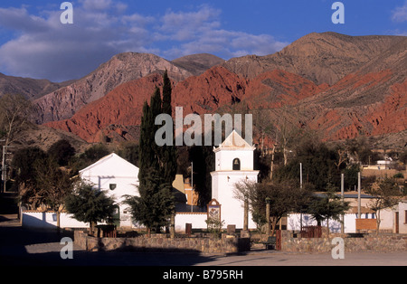 Kirche des Heiligen Kreuzes und des Heiligen Franziskus von Paola / Iglesia de la Santa Cruz y San Francisco de Paula und farbenfrohe felsige Berge, Uquia, Argentinien Stockfoto