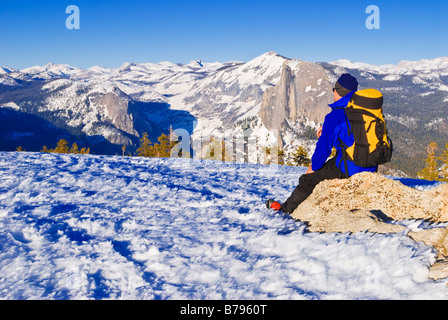 Backcountry Skifahrer und Half Dome vom Gipfel des Sentinel Dome Yosemite National Park in Kalifornien Stockfoto