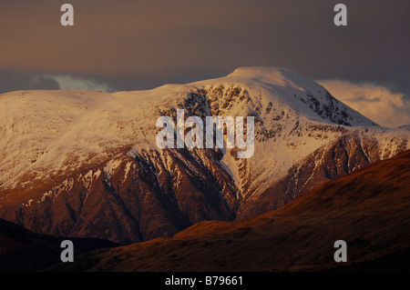 Ben Nevis Schottland s höchste Berg erhebt sich über dunkle Ausläufer gesehen von Ardgour westlichen Schottland, Vereinigtes Königreich Stockfoto