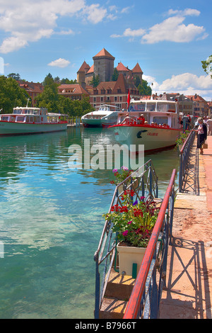 Sportboote auf Fluss Thiou mit Blick auf Schloss, Annecy, Haute Savoie, Frankreich Stockfoto