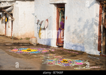 Rangoli sankranti Festival design außerhalb eines ländlichen indischen Haus im Dorf am frühen Morgen Licht. Andhra Pradesh, Indien Stockfoto