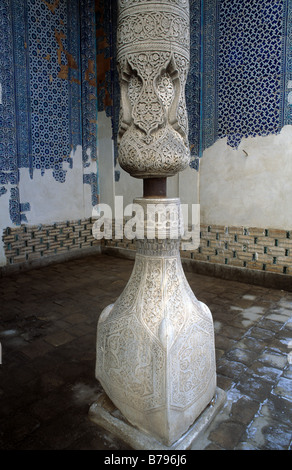 Geschnitzten hölzernen Spalte auf steinerne Basis Harem Tash Khauli Huali Palace Stone Palace oder Stein Hof Chiwa Usbekistan Asien früh Stockfoto