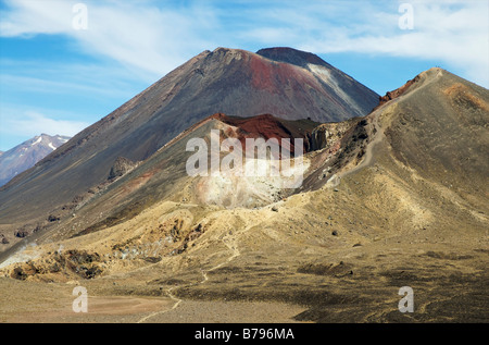 Reittiere Tongariro und Ngauruhoe an einem sonnigen Tag, Nordinsel, Neuseeland Stockfoto