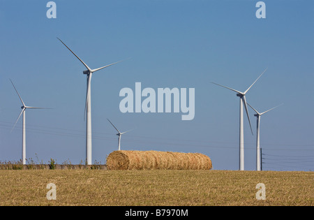 Wind-Turbinen Stand als nächstes auf Heuballen in Kansa. Stockfoto
