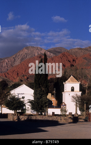 Kirche des Heiligen Kreuzes und des Heiligen Franziskus von Paola / Iglesia de la Santa Cruz y San Francisco de Paula und farbenfrohe felsige Berge, Uquia, Argentinien Stockfoto