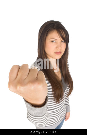 Eine junge Frau zeigt eine Faust des Zorns Stockfoto