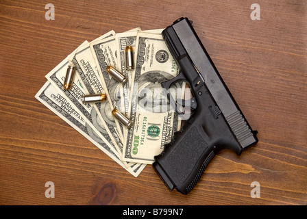 Kugeln Bargeld und eine Pistole auf einem Tisch Stockfoto