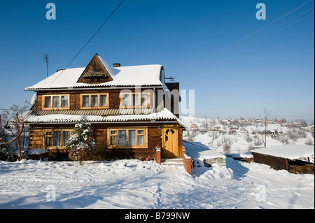 Verschneite Dorf der Bukowina Tatrzanska und typischen Holzarchitektur Tatra Gebirge Podhale Region Polen Stockfoto
