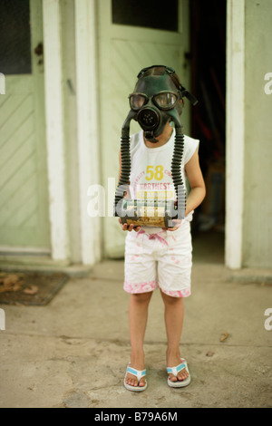Fünf Jahre altes Mädchen trägt Gasmaske Stockfoto