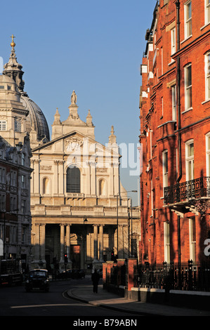 Brompton Oratory und rotem Backstein Apartment block in Brompton Road SW3 London UK Stockfoto