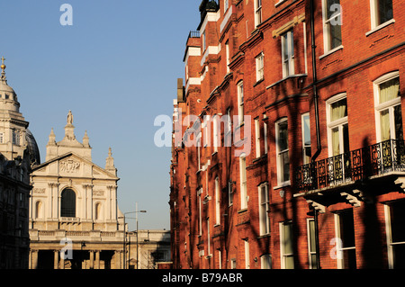 Brompton Oratory und rotem Backstein Apartment block in Brompton Road SW3 London UK Stockfoto