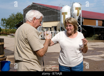 Altes Ehepaar trinkt frischen Traubensaft Stockfoto