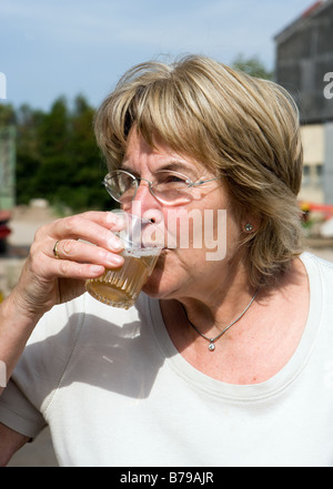Frau trinkt frischen Traubensaft Stockfoto
