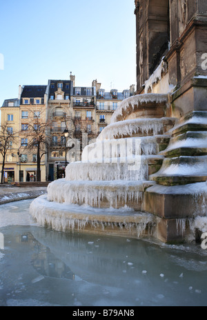 Gefrorenes Wasser auf dem Brunnen der Unschuldigen, in der Nähe von Les Halles, Paris, Frankreich, Europa Stockfoto