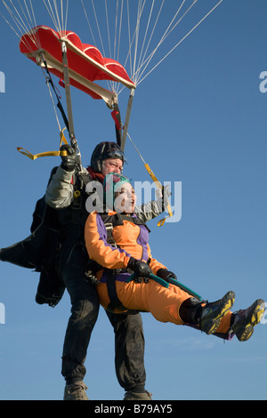 TANDEM FALLSCHIRMSPRINGEN IN ENGLAND. VORBEREITUNG EINES TANDEM-JUMPER UND PKW FÜR EINE LANDUNG Stockfoto