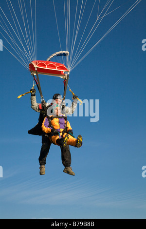 TANDEM FALLSCHIRMSPRINGEN IN ENGLAND. VORBEREITUNG EINES TANDEM-JUMPER UND PKW FÜR EINE LANDUNG Stockfoto