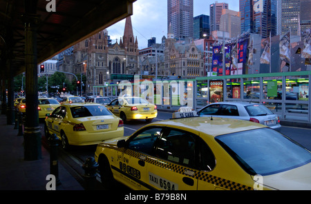 Taxis an der Flinders Street Station und den Federation Square in Melbourne, Australien Stockfoto