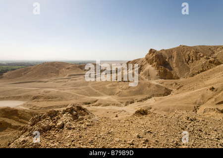 Blick über die thebanischen Berge am Westufer des Nils, mit Blick auf Deir el Medina und ptolemäischen Tempel, Luxor, Ägypten Stockfoto