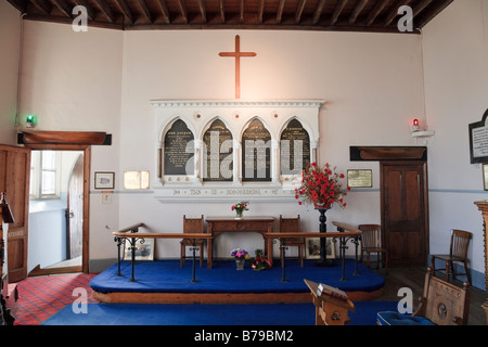 Altar in der Kirche der Seeleute, Ramsgate Royal Harbour, Kent. Rot und grün (Backbord und Steuerbord) leuchtet auf jeder Seite des Altars. Stockfoto