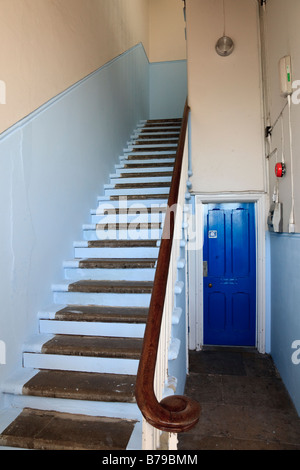 Blass blau-Creme Treppe in der Seeleute Kirche, Ramsgate Royal Harbour, Kent Stockfoto