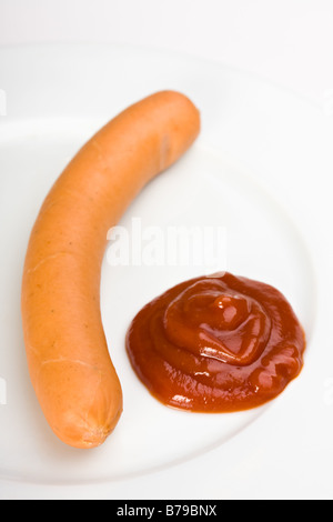 ein paar Würstchen auf einem weißen Teller Stockfoto