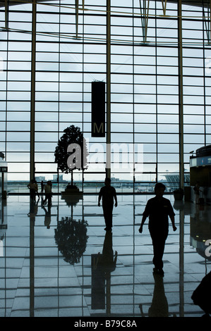 Abfahrten im Terminal 2 Flughafen Pudong in Shanghai Stockfoto